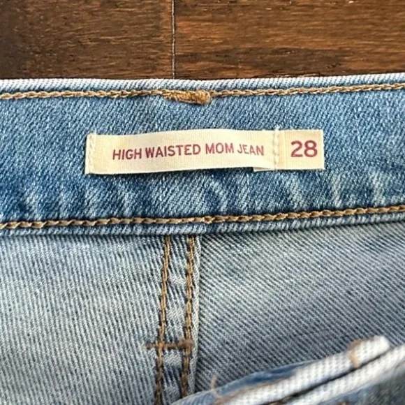 Levi’s-Mom Jeans-High waisted Size 28-EUC-like new - Picture 2 of 7